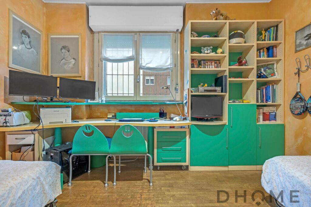 Sedia con schienale sorridente in camera da letto, arredamento colorato e organizzato.