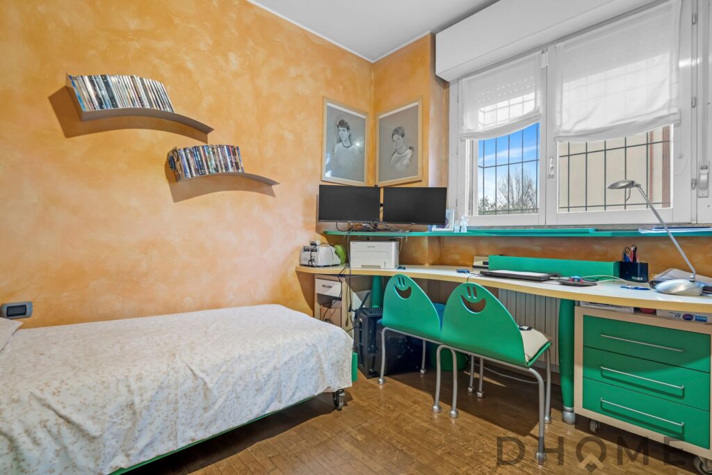 Soggiorno con scrivania e sedia divertente, arredamento funzionale, grande finestra con vista esterna.