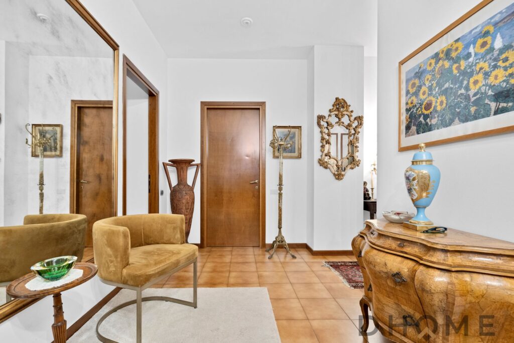 Elegante soggiorno con arredi classici e decorazioni d'epoca, ideale per ambienti di charme e comfort Lussuoso soggiorno con arredi vintage, elementi d'epoca e decorazioni raffinate per un'atmosfera accogliente e ricercata Ambiente di lusso con arredi d'epoca, pareti bianche e dettagli classici, perfetto per interior design di alta qualità Relevanza: Sì.