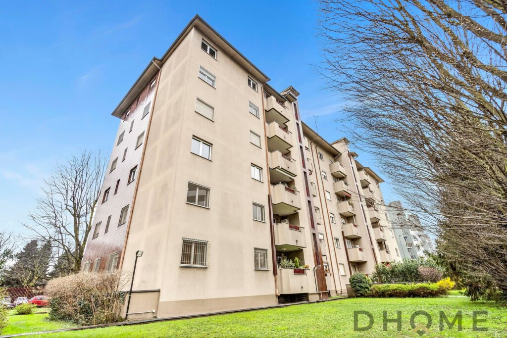 Appartamento residenziale in edificio condominiale a Milano, con balconi e ampi spazi verdi circostanti.