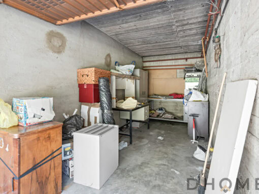 Ripostiglio in soffitta con mobili e scatole storage, spazio di deposito pratico e funzionale.