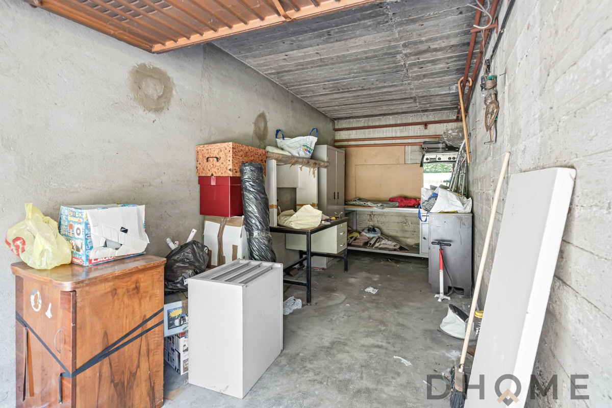 1 Ripostiglio in soffitta con mobili e scatole storage, spazio di deposito pratico e funzionale.