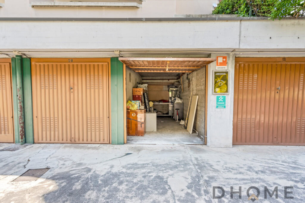 Ripostiglio garage con attrezzature e scaffali, spazio di stoccaggio efficiente, ideale per organizzare utensili e materiali domestici.