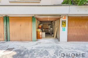 Ripostiglio garage con attrezzature e scaffali, spazio di stoccaggio efficiente, ideale per organizzare utensili e materiali domestici.