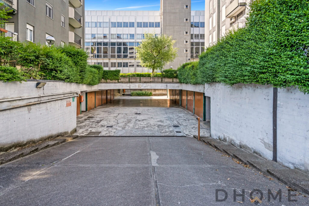 Garage interrato in città con accesso pratico e sicuro per residenti.