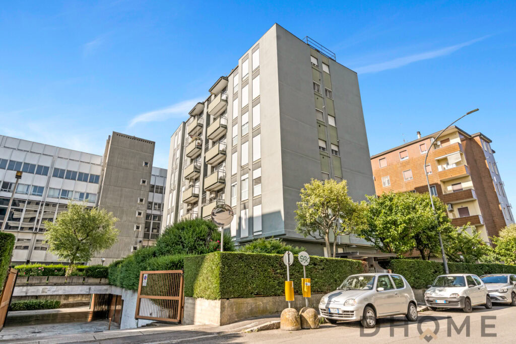 Edificio residenziale moderno con spazi verdi a Milano.