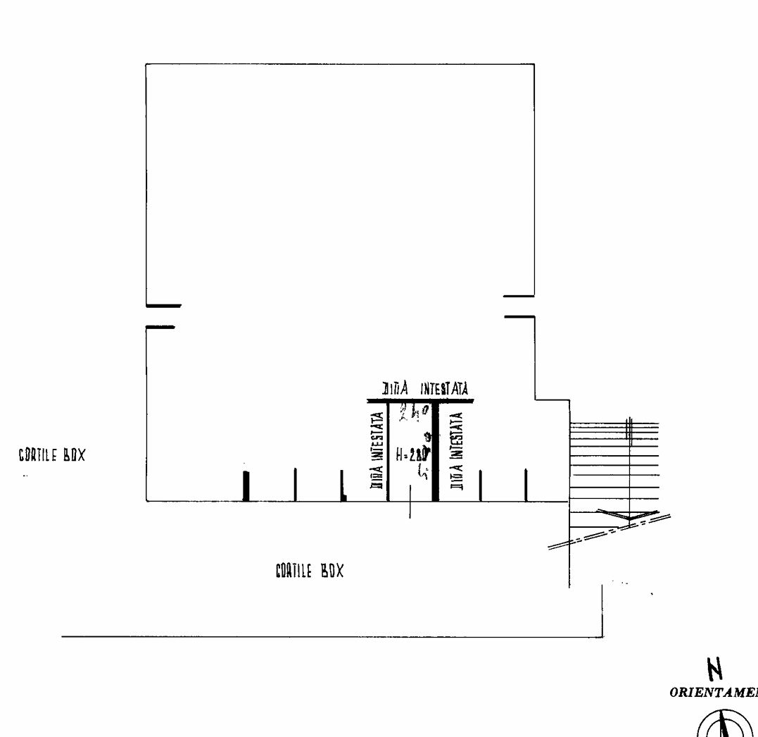 Piante di costruzione di un immobile con dettaglio sulle altezze e sui cortili box.
