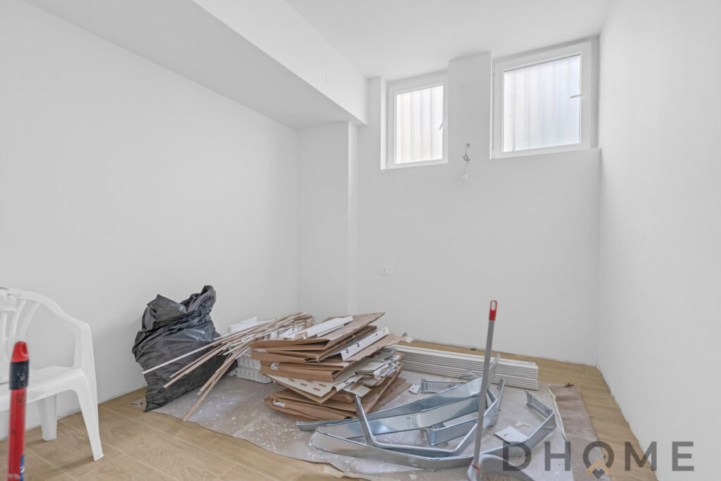 Pannelli di cartone e materiali di costruzione in una stanza in fase di ristrutturazione.