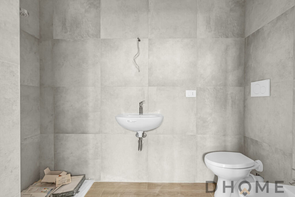 Minimalista bagno in fase di completamento con piastrelle moderne.