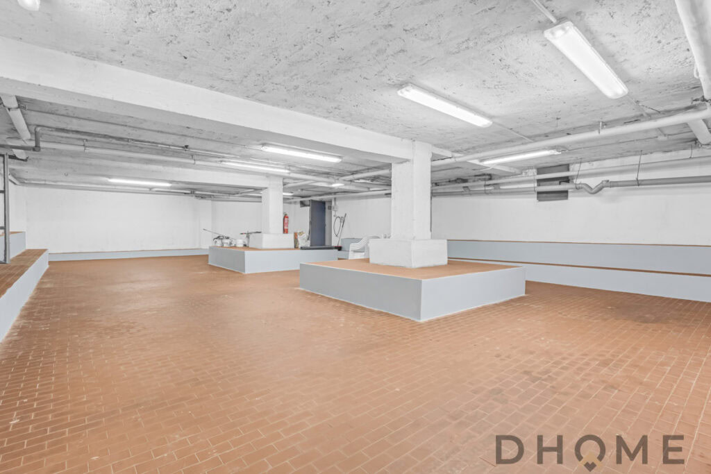 Parcheggio sotterraneo in garage pulito e ben illuminato.