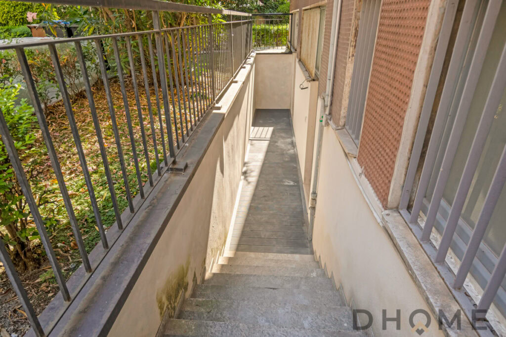 Ingresso esterno con scale in pietra e ringhiera in ferro battuto, accesso alla casa in zona tranquilla.