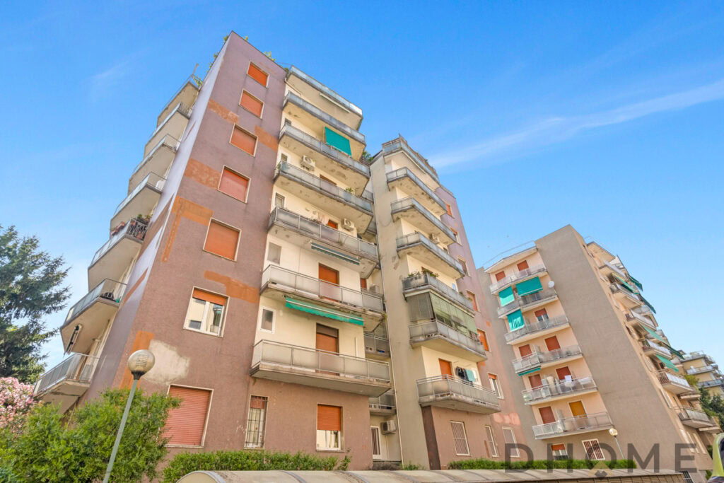 Appartamenti in condominio a Milano con balconi e sicurezza.