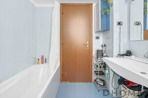 Bagno con vasca e mobili moderni, dettaglio di arredo e accessori bagno, pavimento piastrellato, stile funzionale e pratico.