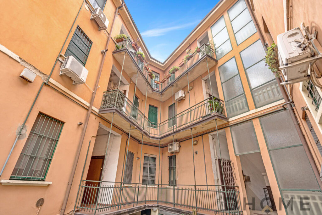 Balconi di un edificio residenziale con grate e pompe di calore, esterno, edificio storico in Italia.