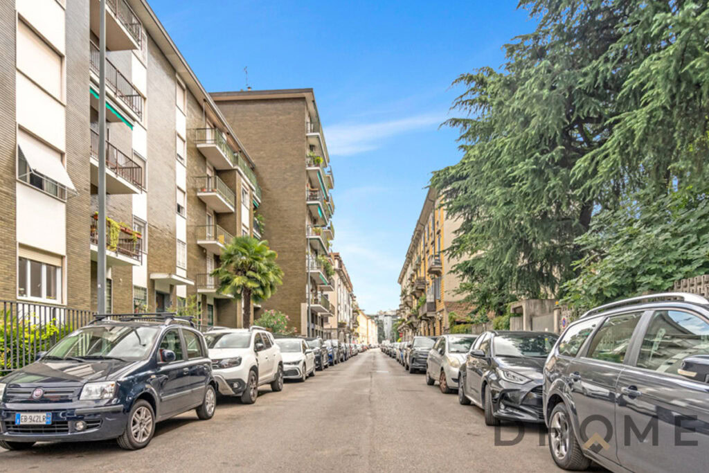 -parcheggio auto condominiale in zona residenziale.