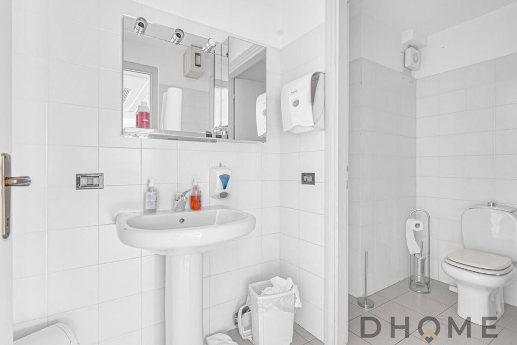 Lavabo e accessori per bagno in ambiente pulito e moderno.