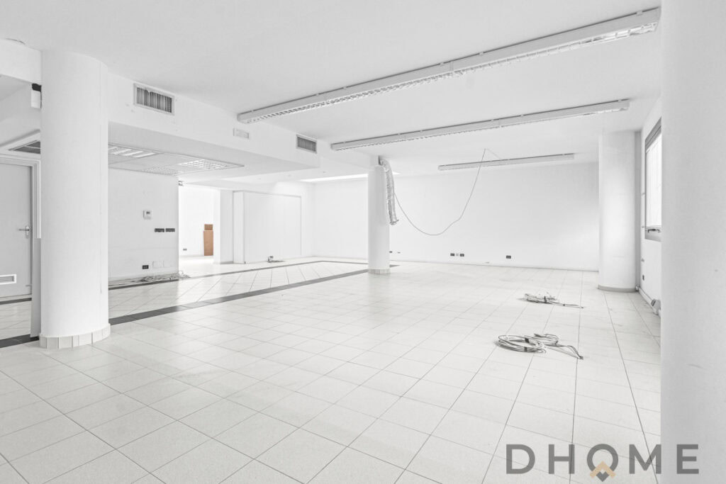 Nuova sede ufficio in costruzione, spazi luminosi e moderni, pavimenti in piastrelle, pronto per personalizzare.