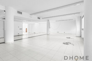 Nuova sede ufficio in costruzione, spazi luminosi e moderni, pavimenti in piastrelle, pronto per personalizzare.