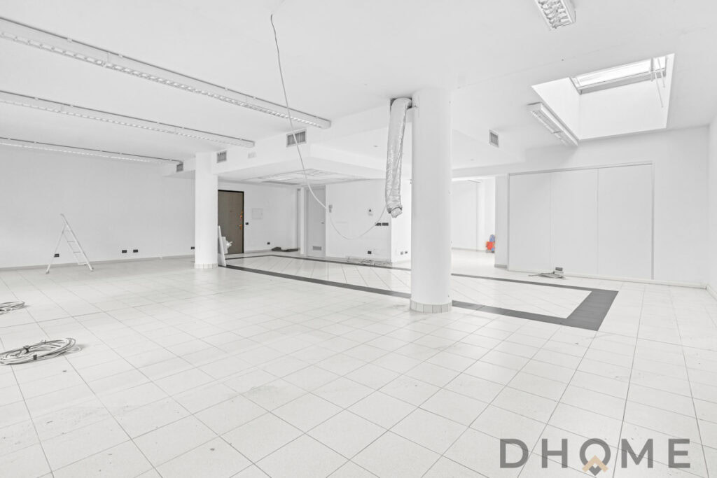 Spazio ufficio in fase di ristrutturazione, grandi ambienti con illuminazione naturale.