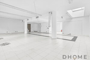 Spazio ufficio in fase di ristrutturazione, grandi ambienti con illuminazione naturale.