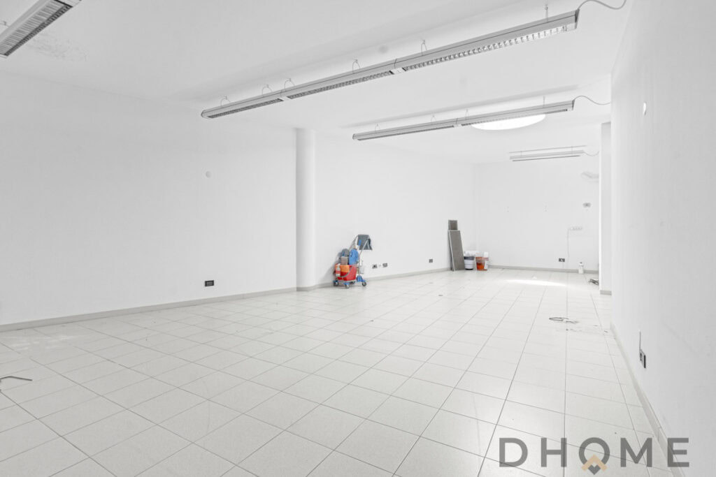 Finestra ufficio moderna con illuminazione a LED e pavimenti in gres bianco, progettata da DHOME.