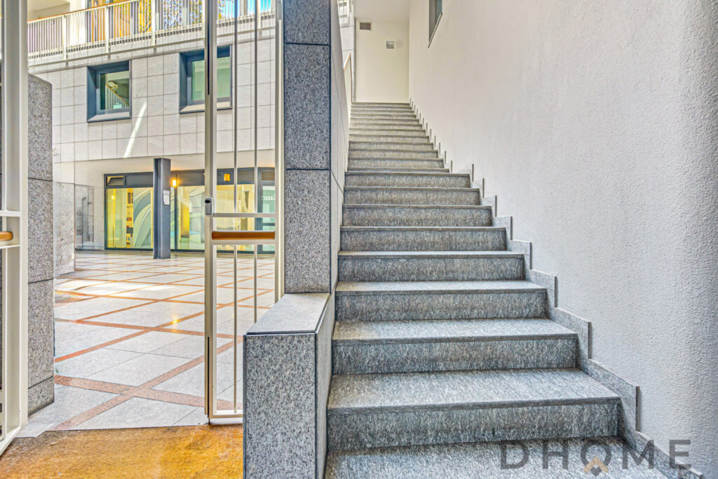 Scale in granito per accesso a appartamenti DHOME.