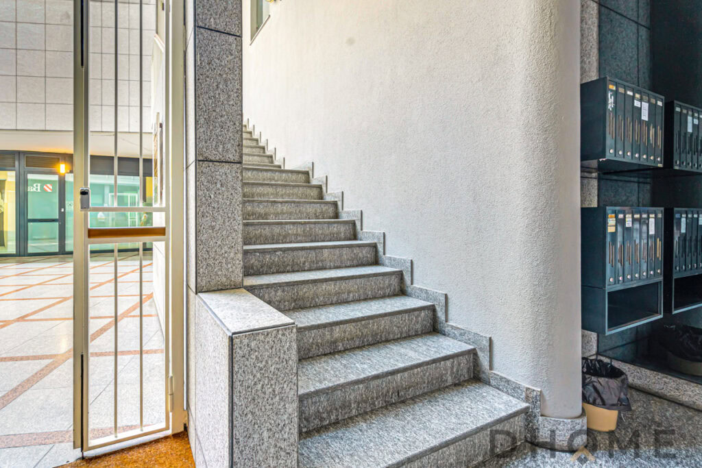 Scale in marmo in ingresso di edificio moderno, stile elegante e funzionale.