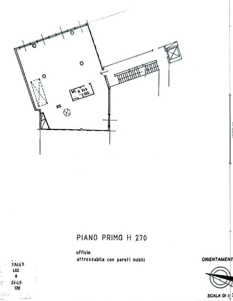 Ufficio open space con pareti mobili, planimetria del primo piano in stile moderno e funzionale.