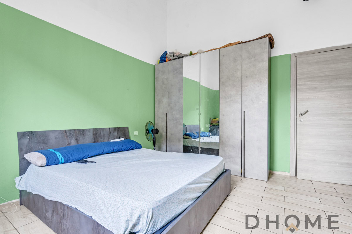 Armadio con ante specchiate in soggiorno modern design, ideale per arredamento casa.