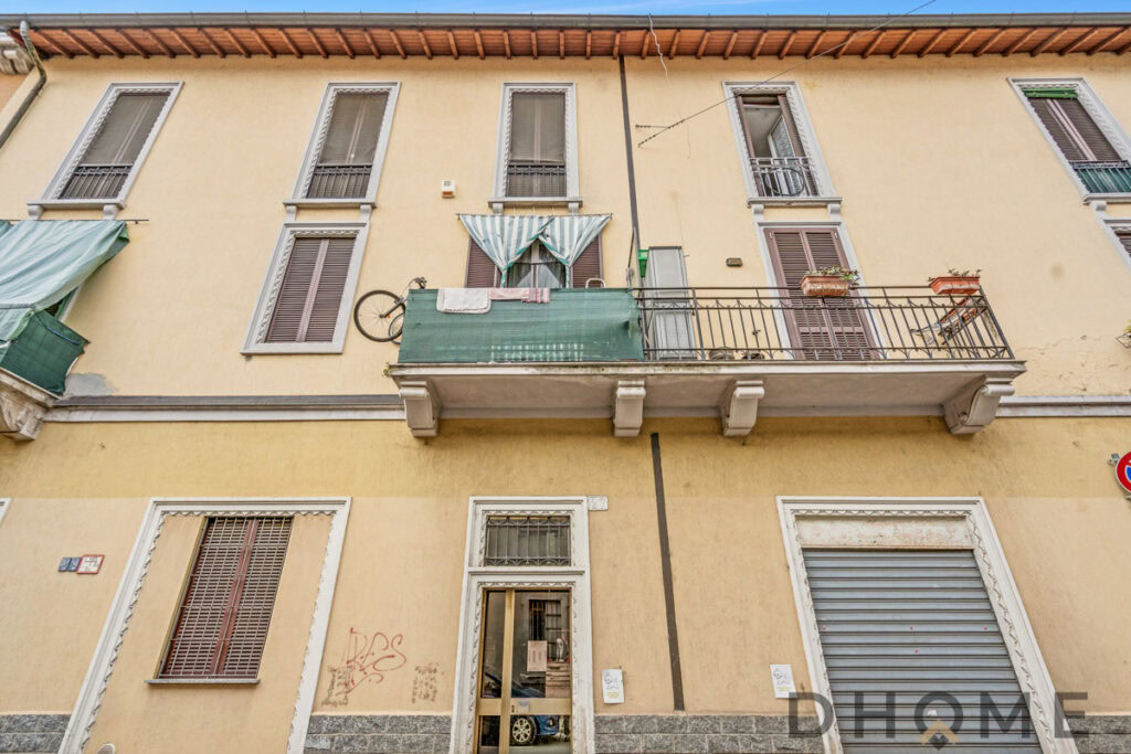 Balcone con piante e tende in edificio residenziale a Roma.