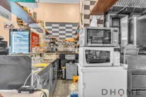 Forno a microonde e forno tradizionale in cucina professionale.