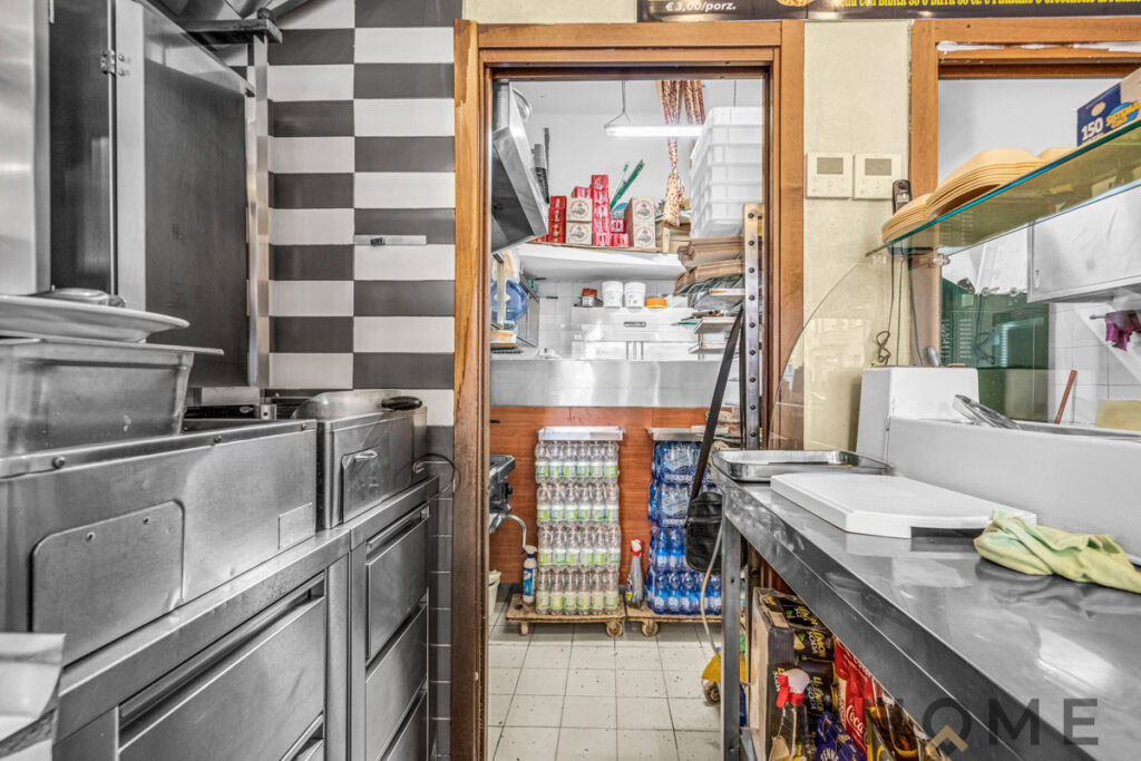 Magazzino rifornimenti alimentari e attrezzature cucina industriale DHOME.