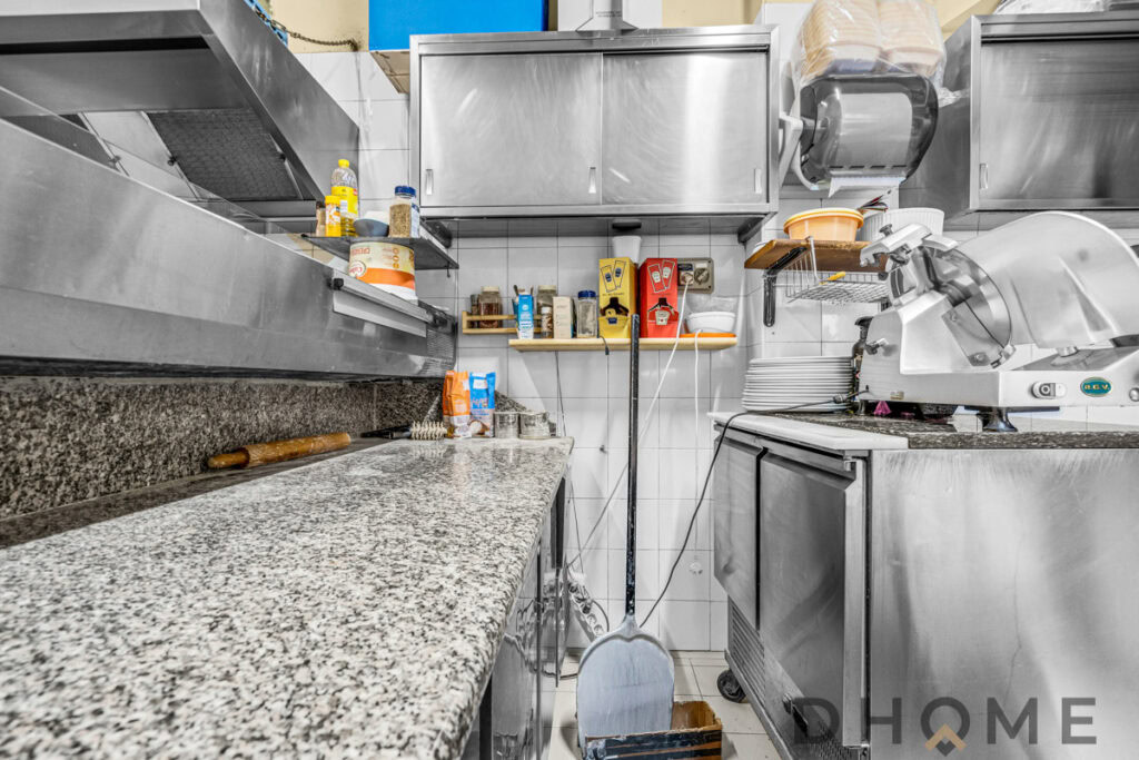 Pentola industriale in cucina professionale stile DHOME.