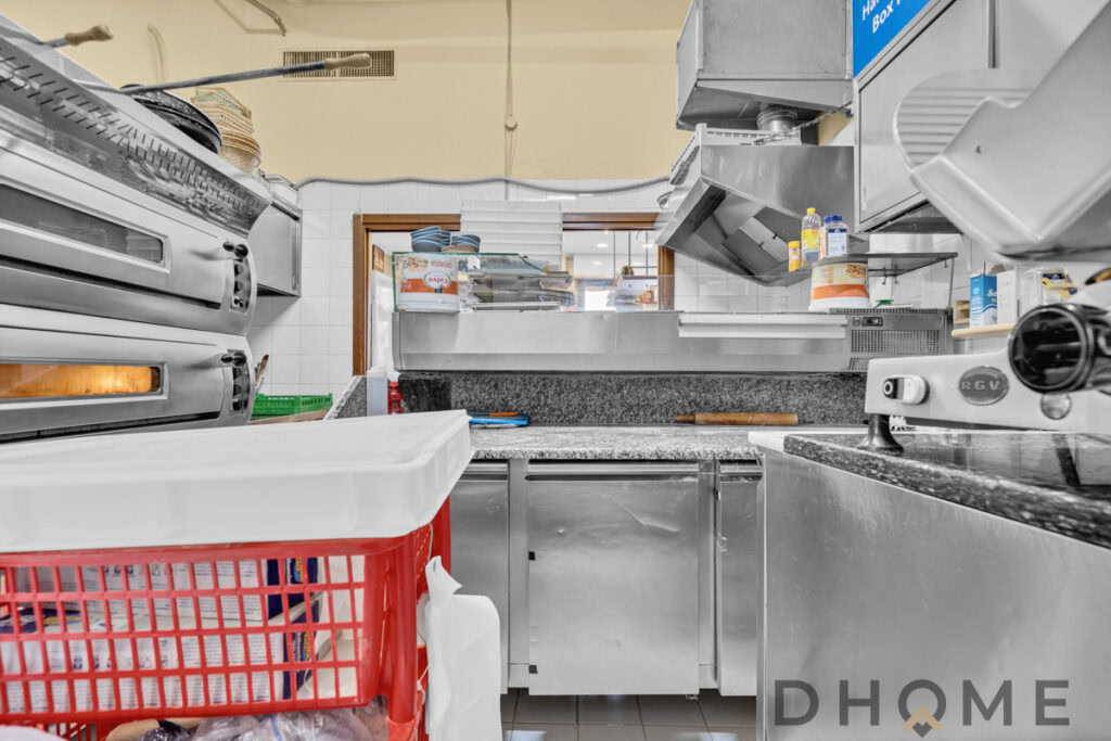 Pentole professionali in cucina industriale.