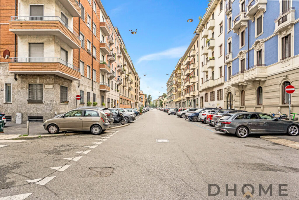 Auto parcheggiata in strada tra edifici residenziali a Roma, zona urbana con spazio per auto e parcheggi, immagine di una strada cittadina di giorno, DHOME.