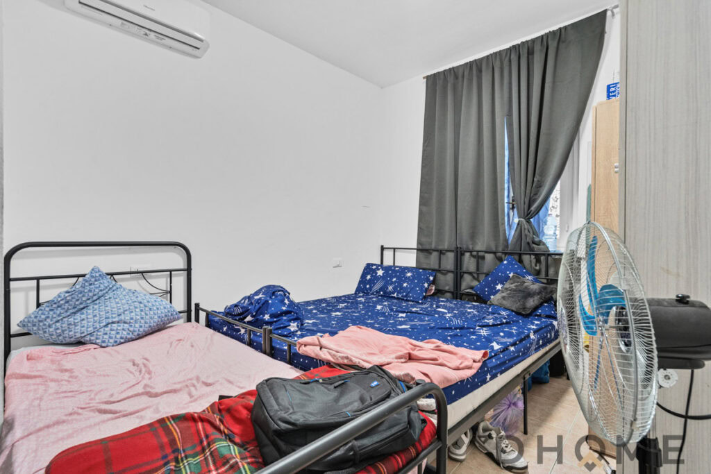 Letto singolo e letto matrimoniale in camera moderna con arredamento minimal e tende grigie.