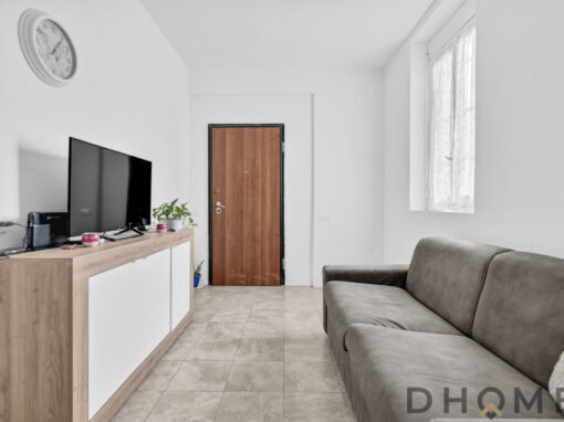 Soggiorno moderno con parete TV e divano plush in stile minimalista.