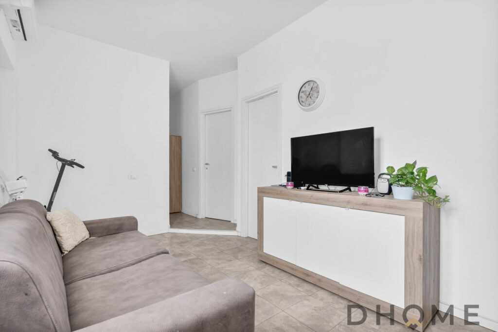 Comodino con TV e piante in ambientazione moderna DHOME.