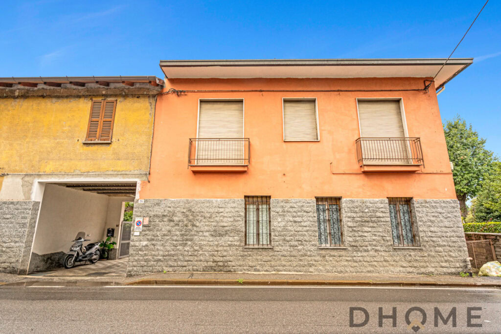 Villa bifamiliare in zona residenziale con garage e balconi, ideale per famiglie e investimenti immobiliari.