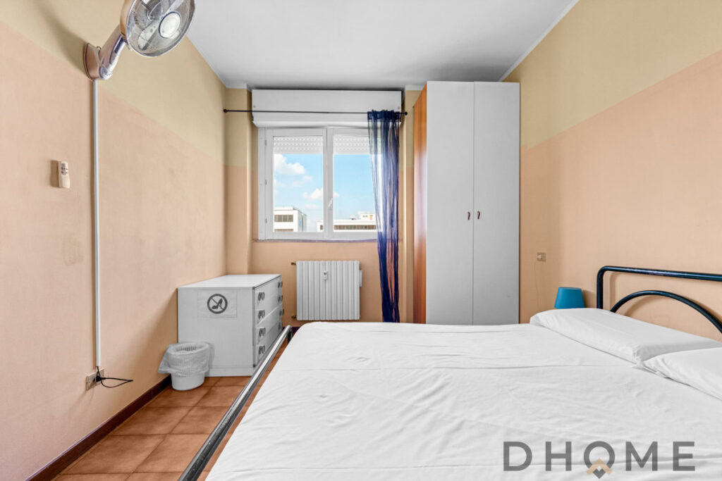 Camera da letto moderna con arredi minimalisti e vista sulla città.