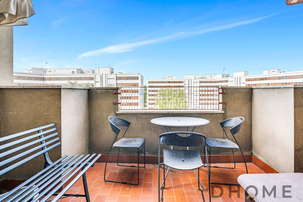 Balcone con vista urbana e arredi da esterno in metallo. Location ideale per rilassarsi all'aperto.