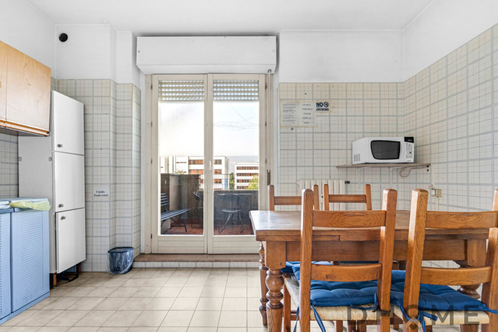 Balcone di appartamento con vista sulla città, spazio esterno funzionale e tranquillo.