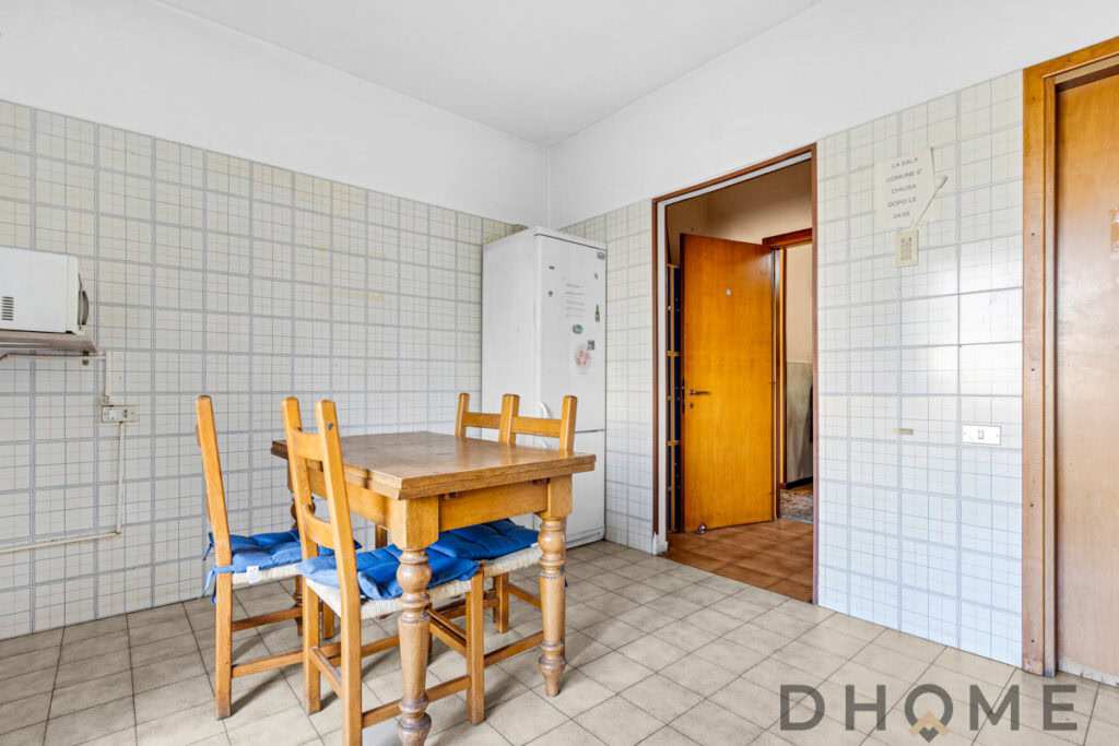 Divano in cucina con tavolo e sedie in legno per ambienti abitativi confortevoli.