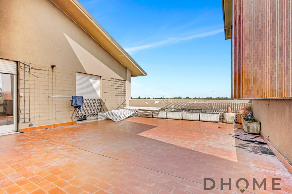 Balcone ampio e soleggiato con vista panoramica, pavimentato in terracotta, ideale per relax e convivialità.