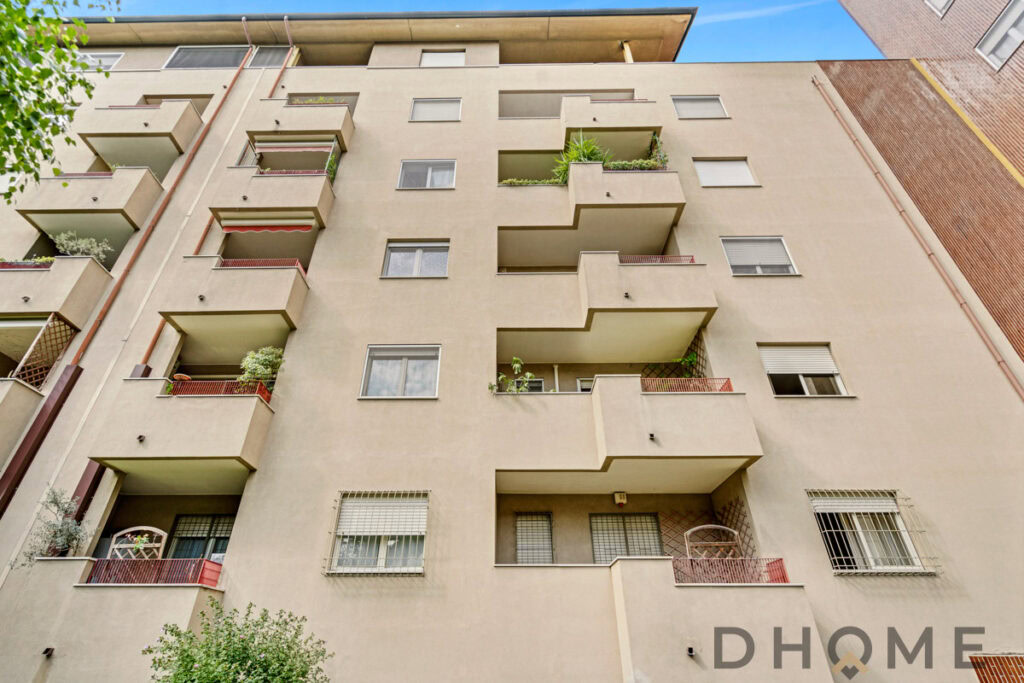 Balcone di appartamento con piante e arredi, facciata modernissima, edificio residenziale in città, design architettonico contemporaneo, DHOME.