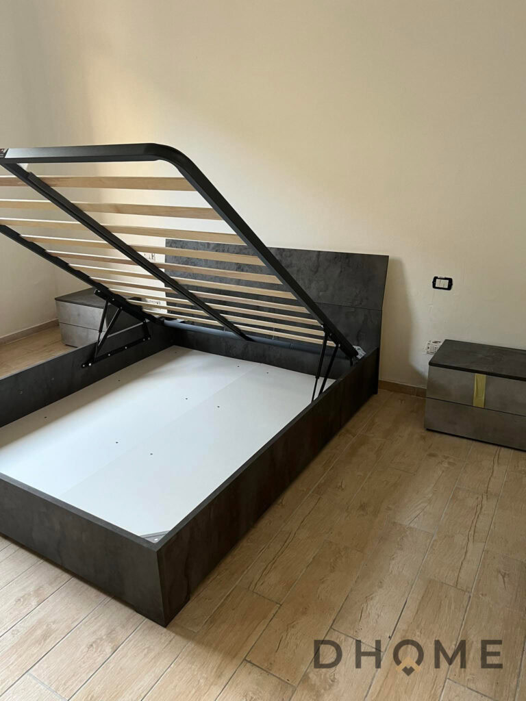 Letto contenitore in stile moderno con struttura in legno e rivestimento grigio chiaro, ideale per camere da letto eleganti.