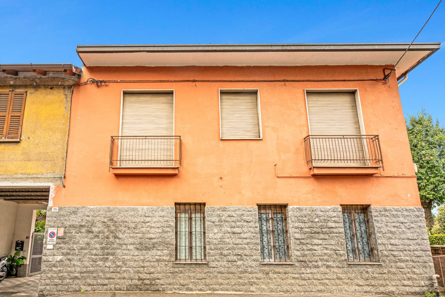 Villetta indipendente con terrazza, ristrutturata, in zona residenziale a Milano.