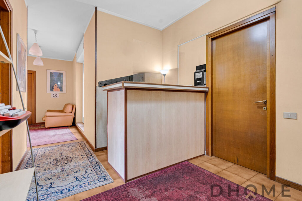 Receptione d'ingresso con banco reception e arredi in stile classico, ambiente accogliente e funzionale.