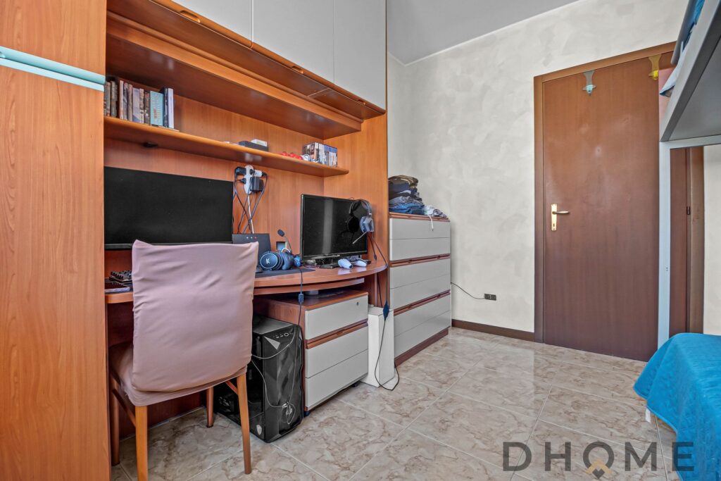 PC Gaming e scrivania in stile moderno con arredi in legno, soluzione ideale per home office e gaming.