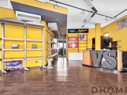 Alta qualità, negozio di integratori e prodotti benessere, arredamento moderno con pareti gialle e scaffali metallici.